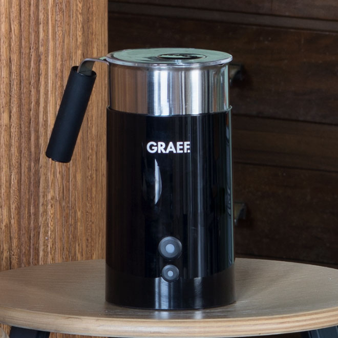 Schwarzer Milchaufschäumer mit GRAEF-Logo auf einem Tisch