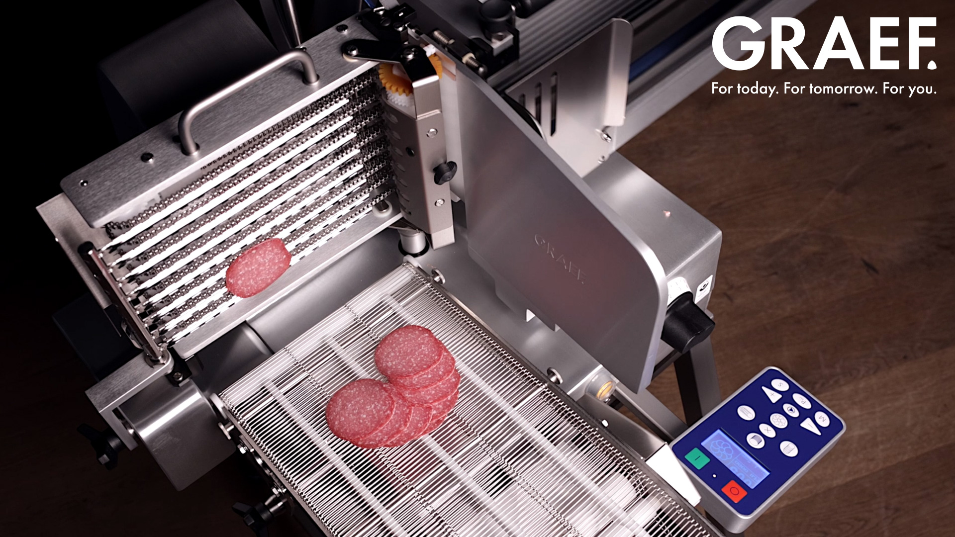 Trancheuse GRAEF avec tranches de salami, préparation culinaire moderne et efficace.