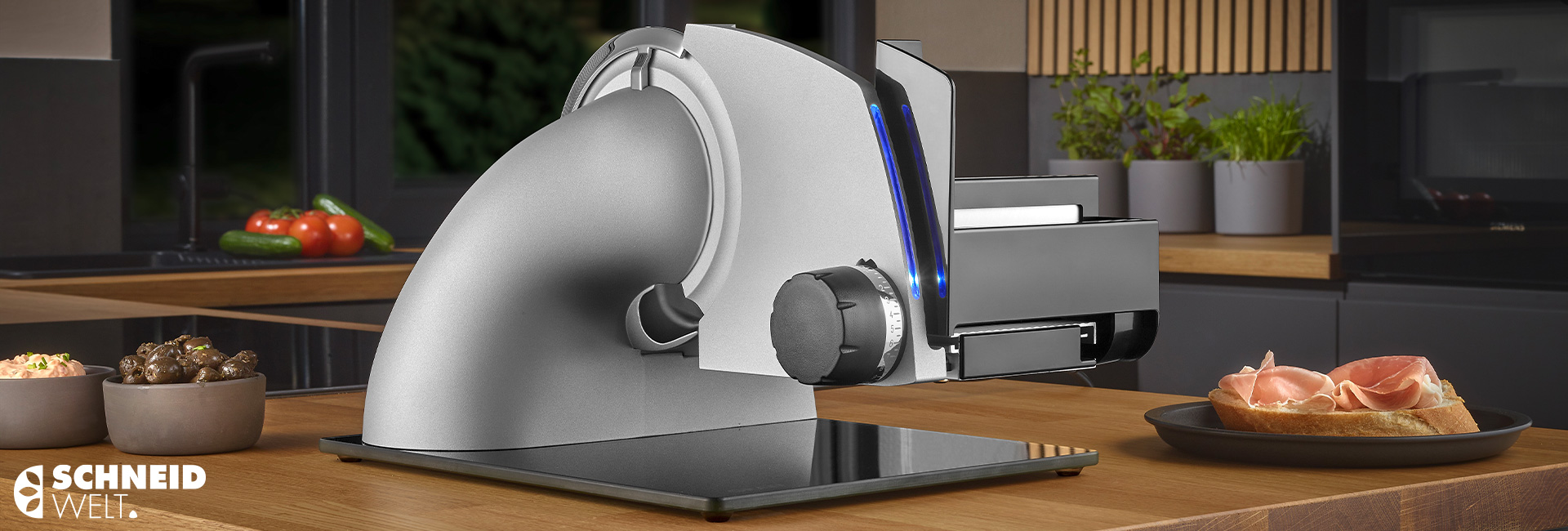 Silberner Allesschneider Ultimante in Küche, Abendszene