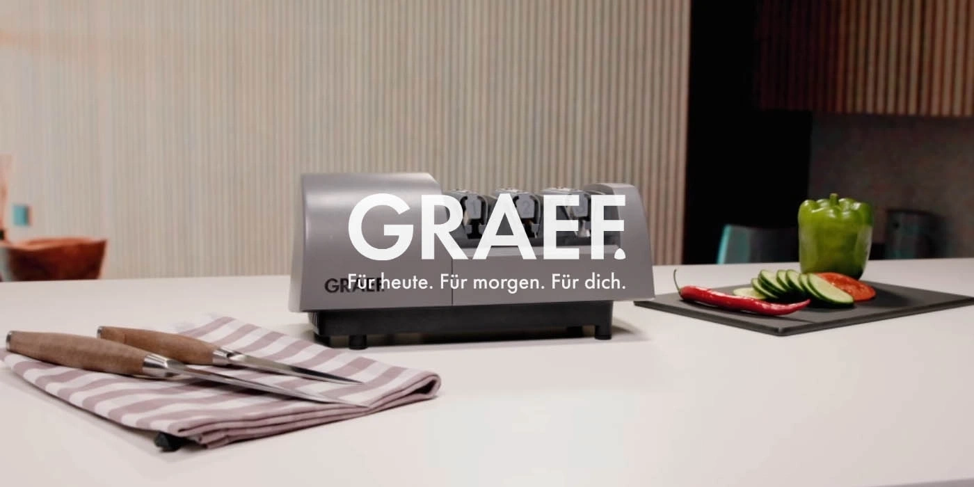 Graef-Messerschärfer mit Gemüse und Messern auf einer Arbeitsplatte