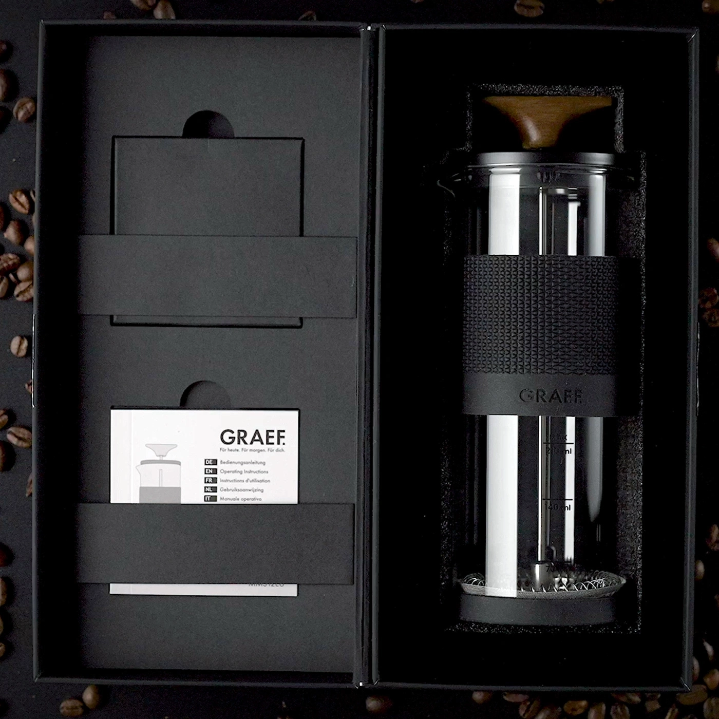 GRAEF Kaffeebereiter in schwarzer Geschenkbox mit Kaffeebohnen.