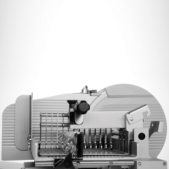 Nahaufnahme einer Fleischschneidemaschine mit scharfer Klinge und Details