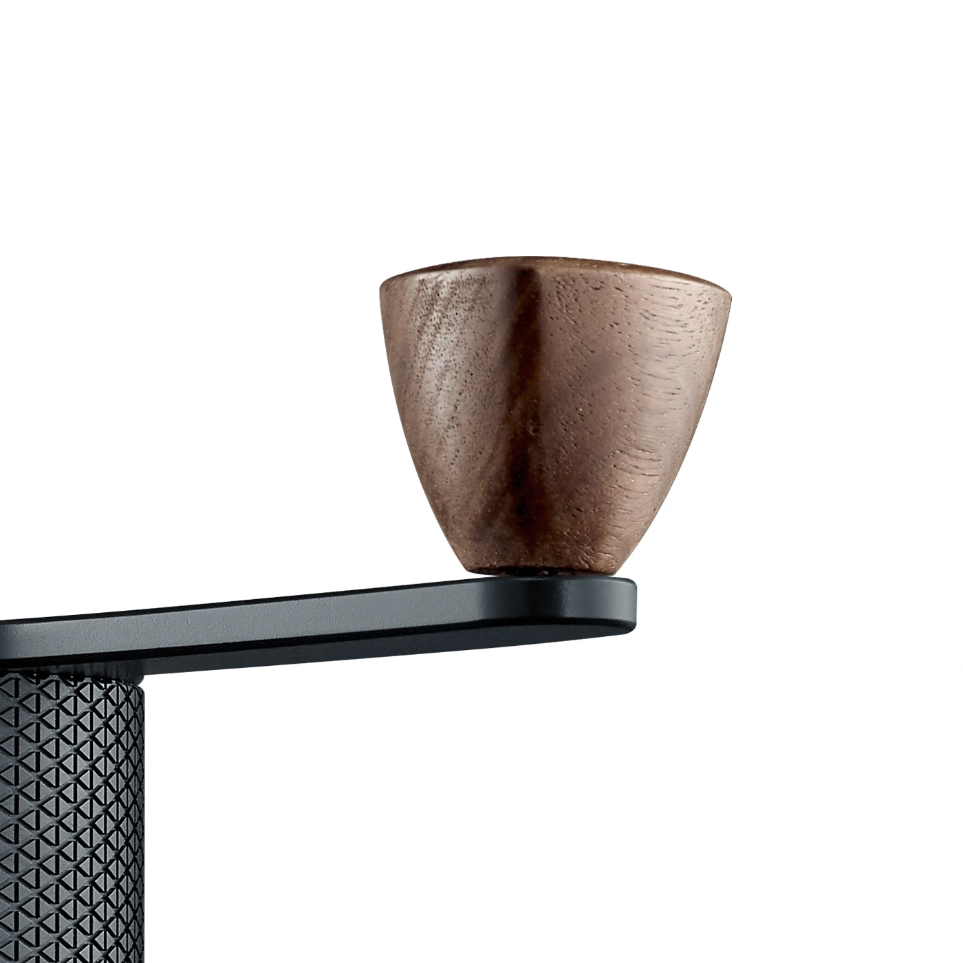 Holzgriff auf schwarzem Metall. Kaffeemühle Detailaufnahme. Nahaufnahme.