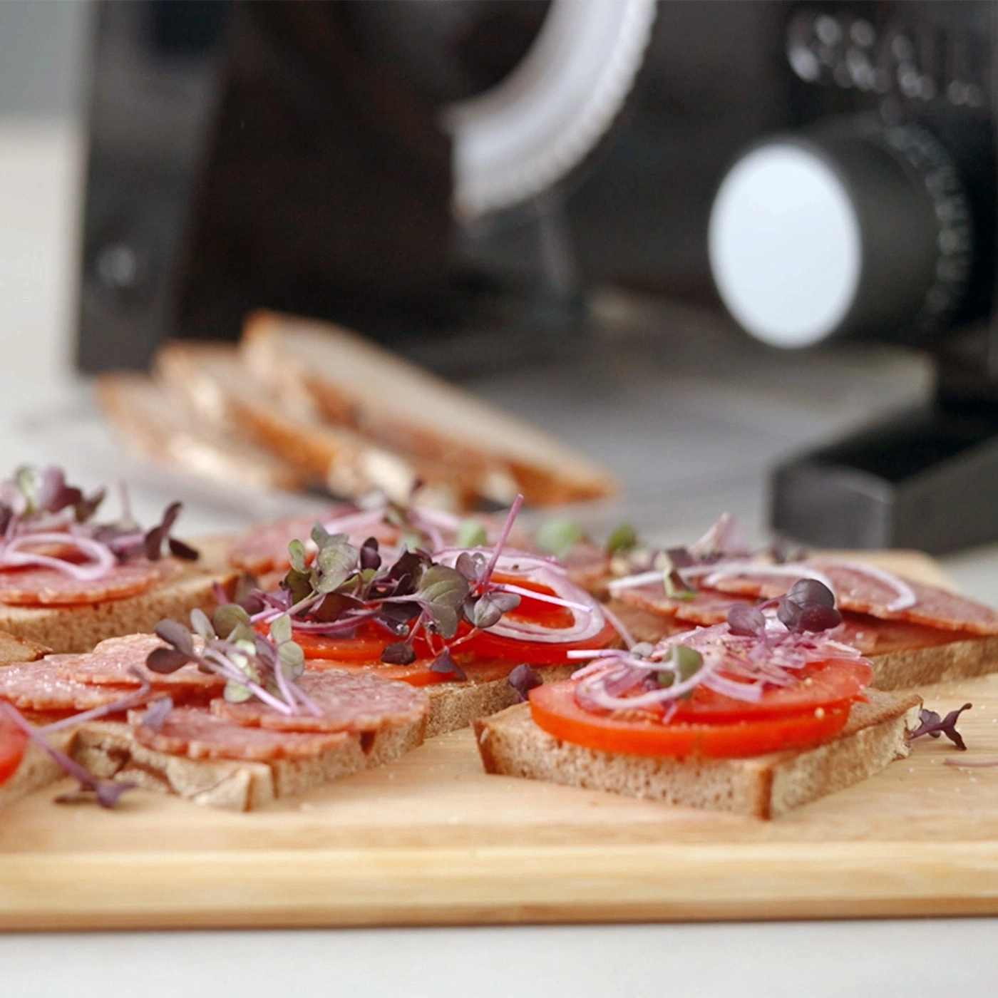 Brot mit Wurst, Tomaten und Zwiebeln