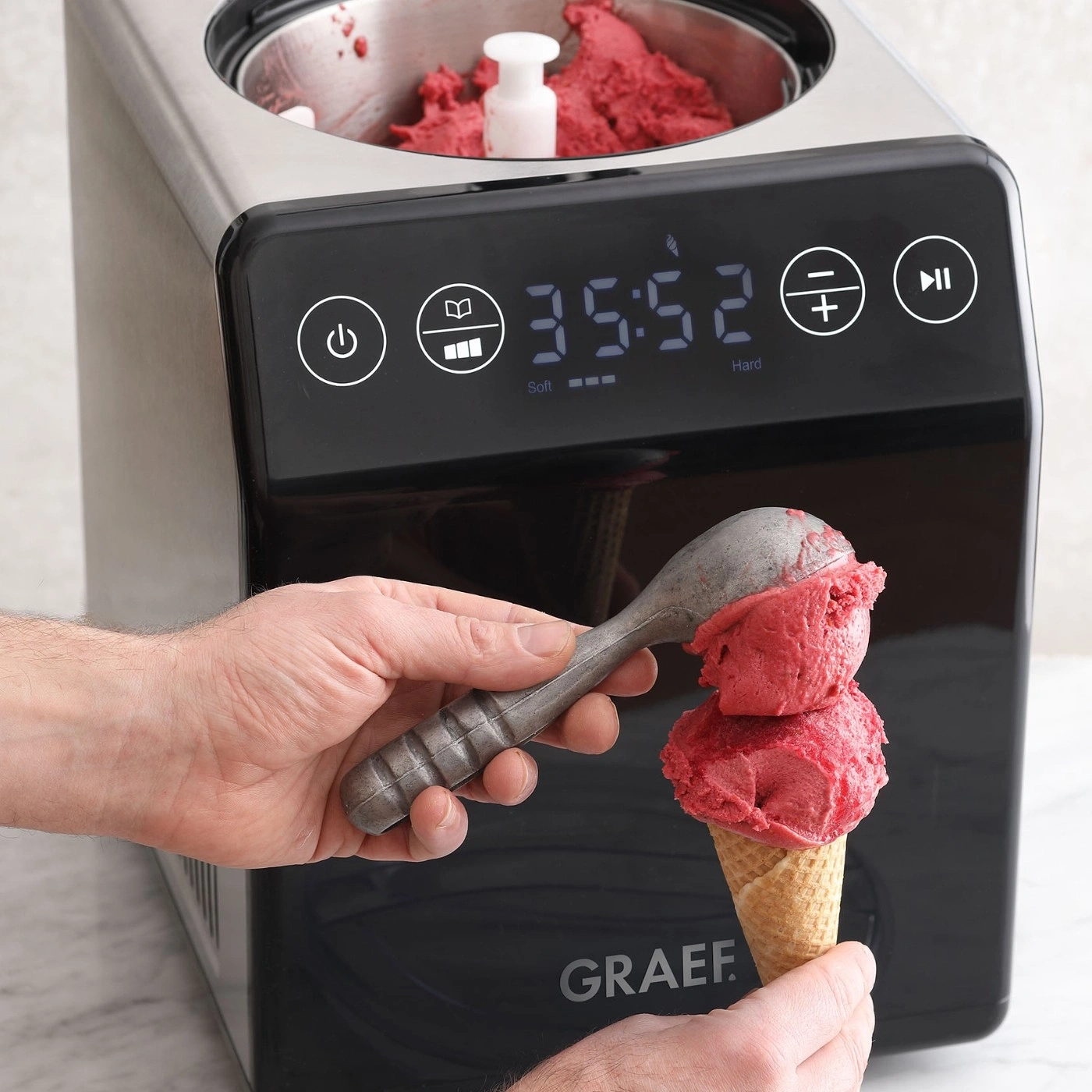 Eiscreme wird mit einer Eismaschine hergestellt und in einem Kegel serviert.