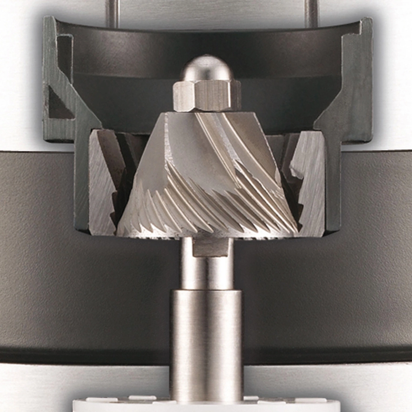 Detailansicht eines Mahlwerks mit Präzisionsschneiden aus Metall.