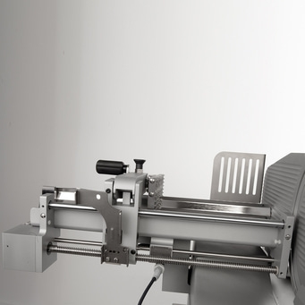 Fleischschneidemaschine, silberfarben, Detailaufnahme, professionelles Küchengerät, Lebensmittelzubereitung
