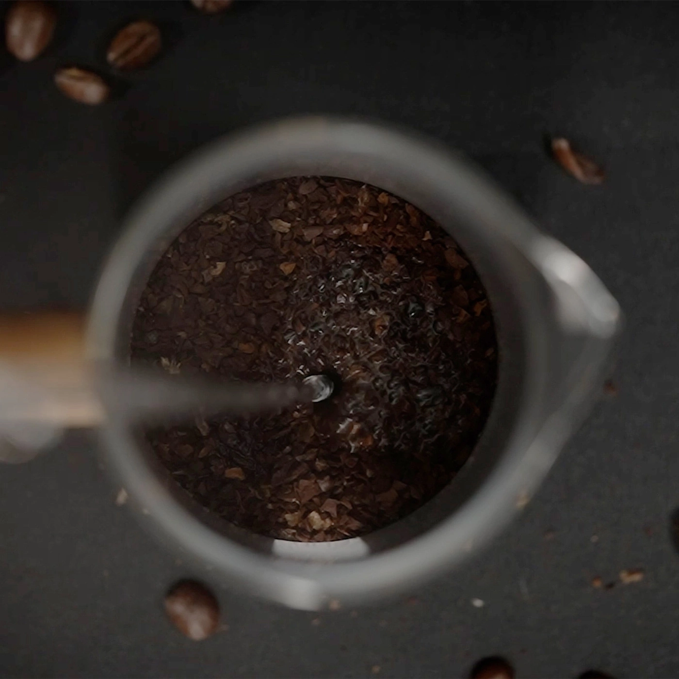 Kaffeepulver mit Wasser in einem Glasbehälter, Nahaufnahme