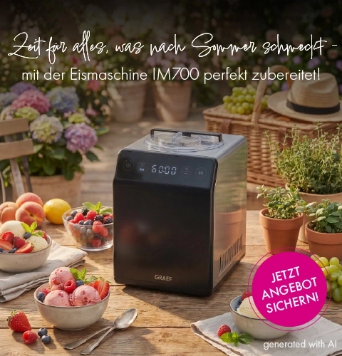 Eismaschine mit Eis und Früchten im Garten auf einem Holztisch