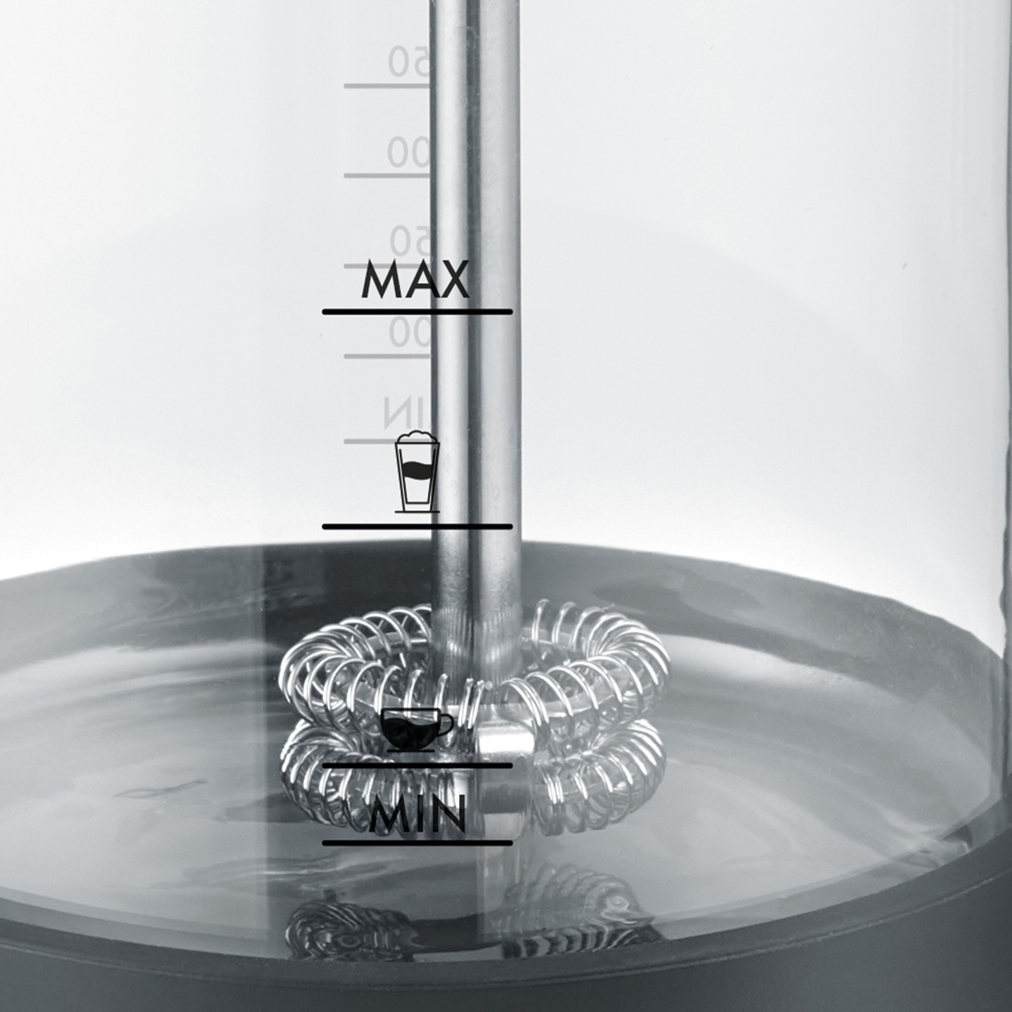 Nahaufnahme eines Milchaufschäumers mit Min- und Max-Markierungen.