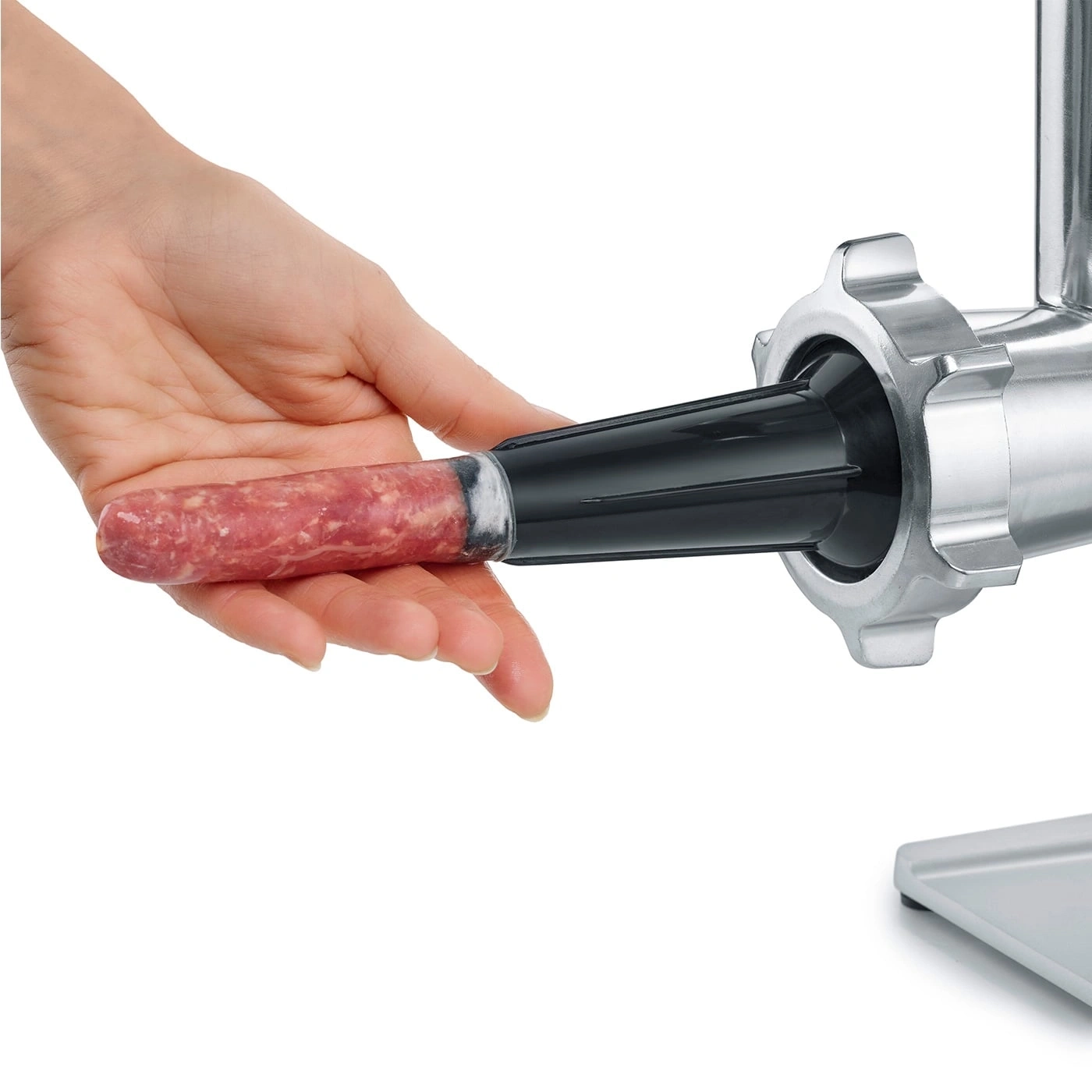 Wurst wird in eine Fleischwolfmaschine gedrückt, Nahaufnahme, Hand, Fleisch