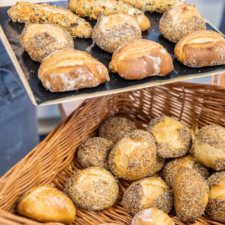 Brotkörbe und Tablett mit verschiedenen Brotsorten, Nahaufnahme