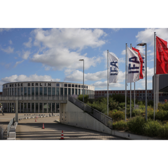 Messe Berlin mit IFA-Flaggen unter blauem Himmel und Wolken