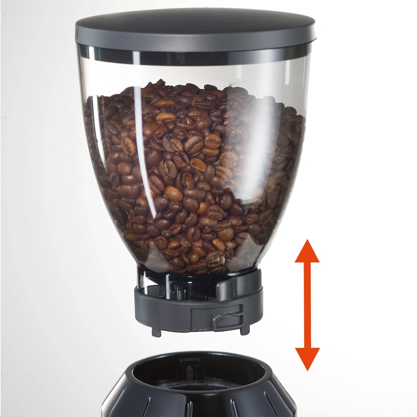 Kaffeebohnenbehälter wird auf eine Kaffeemühle gesetzt