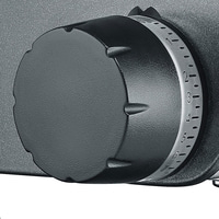 Schwarzer Drehknopf mit Zahlen auf silbernem Ring, Nahaufnahme, Detailaufnahme.