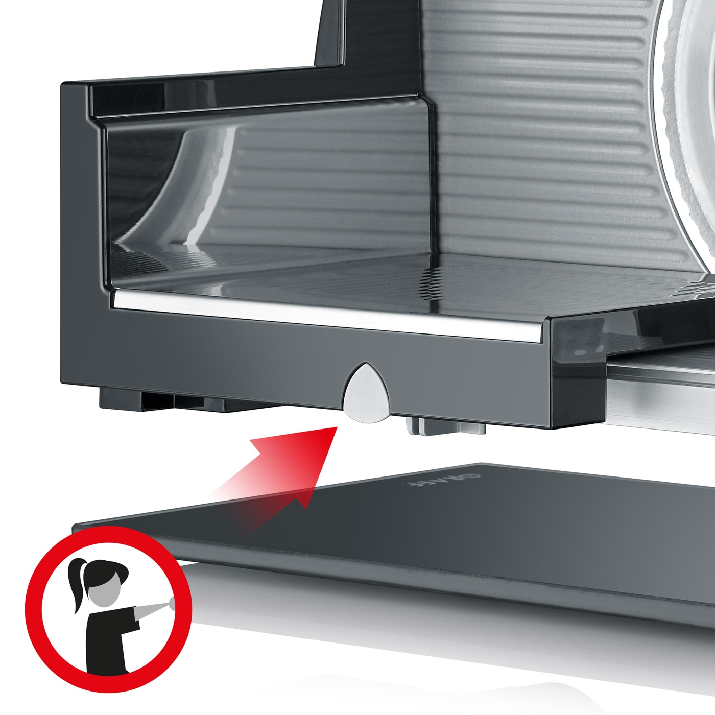 Fleischschneider mit rotem Pfeil und Frauensymbol, um das Tablett zu entfernen.