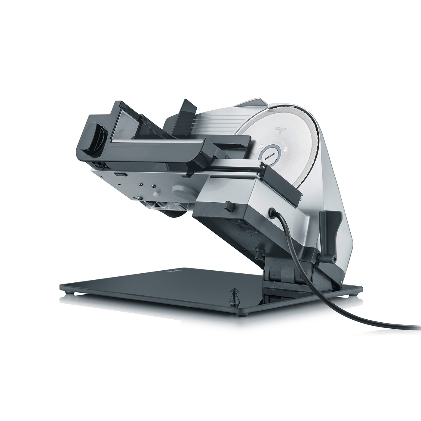 Elektrische Aufschnittmaschine, grau und silber, isoliert auf weißem Hintergrund.