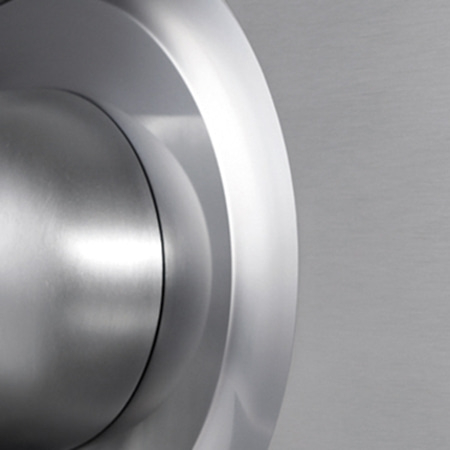 Metallisches Objekt mit glänzender Oberfläche und abgerundeten Formen, Nahaufnahme