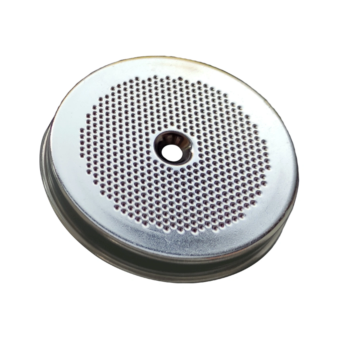 Metallfilter mit vielen kleinen Löchern und einem Loch in der Mitte