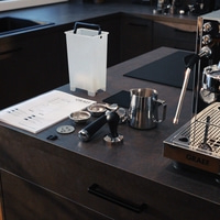 Kaffeemaschine mit Zubehör auf der Arbeitsplatte