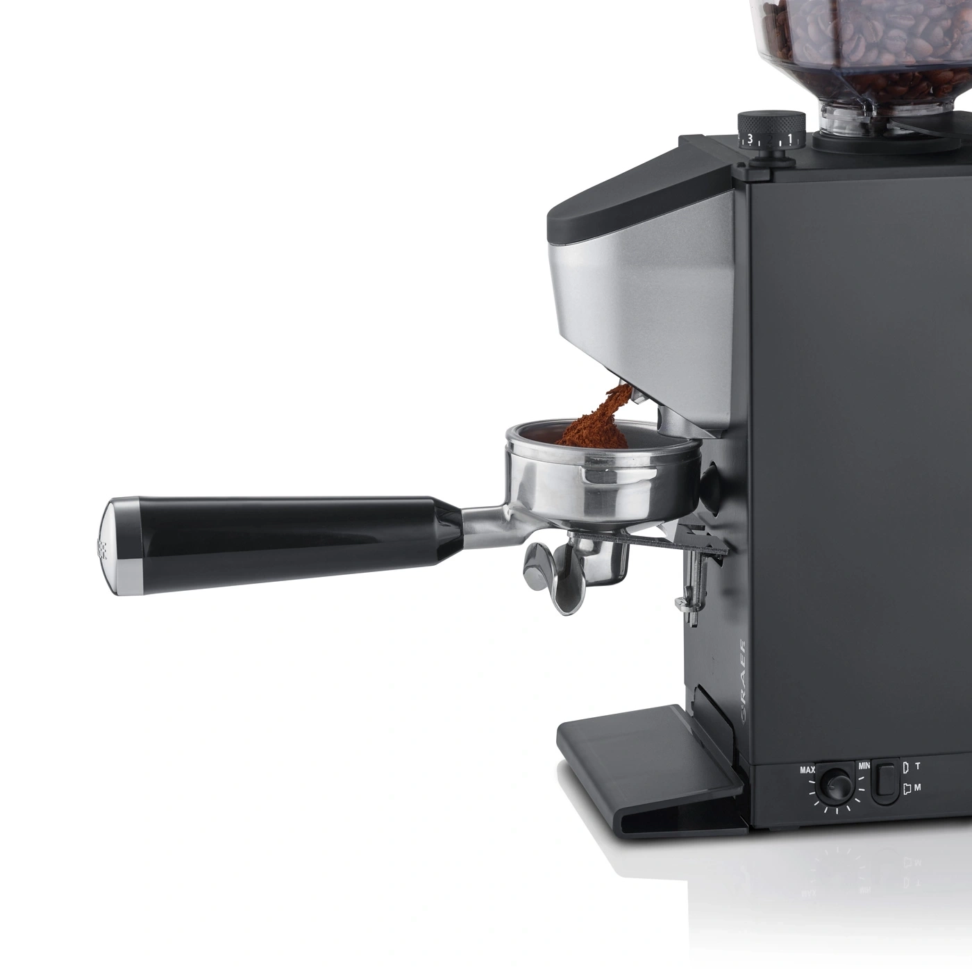 Kaffeemühle mit Siebträger, Kaffeebohnen und schwarzem Gehäuse