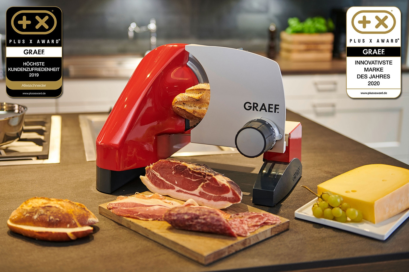 Affettatrice GRAEF con pane, salsiccia e formaggio su un piano di lavoro della cucina.