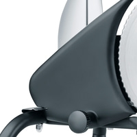 Primo piano di un'affettatrice nera con lama seghettata e manopole di regolazione