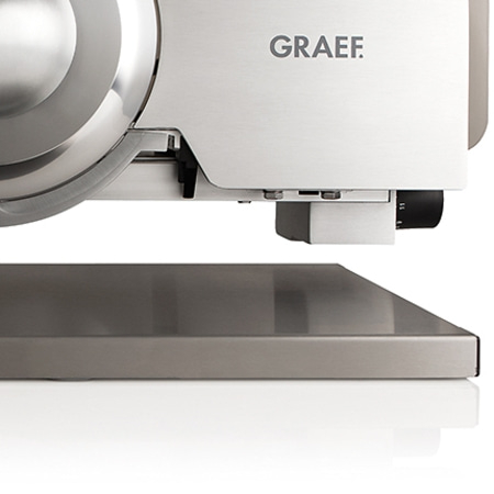 Gros plan d'une trancheuse GRAEF argentée avec détails et logo visibles.