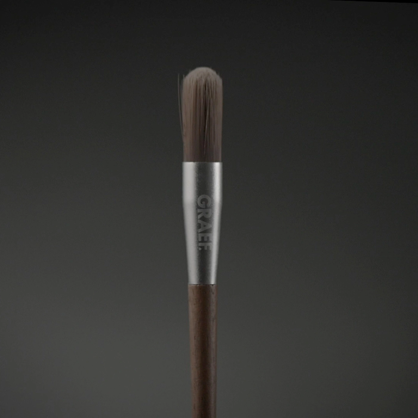 Ein Make-up-Pinsel mit Holzgriff und silbernem Aufdruck "GRAEF".