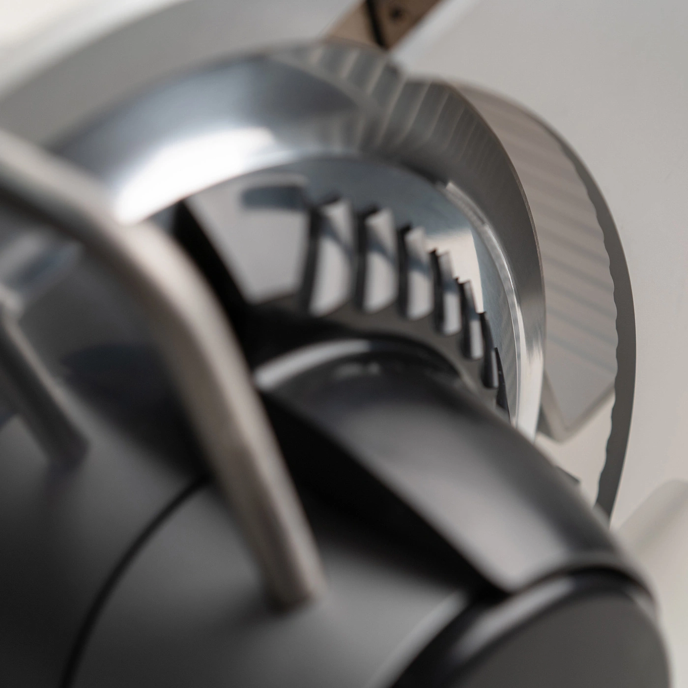 Nahaufnahme eines schwarzen Geräts mit Metallteilen und einem weißen Hintergrund