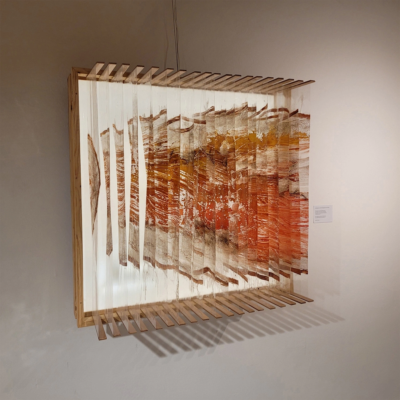 Kunstwerk aus bemalten Folien in Orange- und Rottönen
