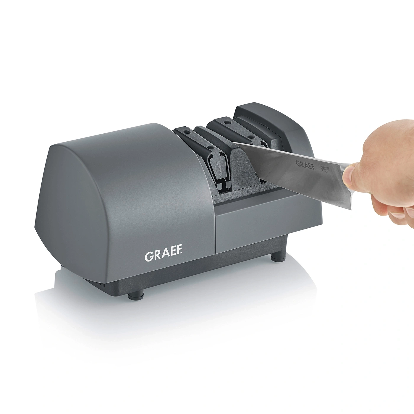 Graef Messerschärfer, graues Gerät, Messer wird geschärft, Hand hält Messer