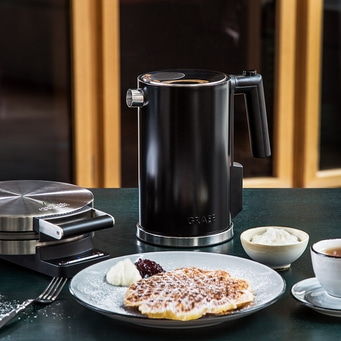 Bollitore nero, waffle, piatto, panna, marmellata, tavolo, cibo, colazione, elettrodomestici