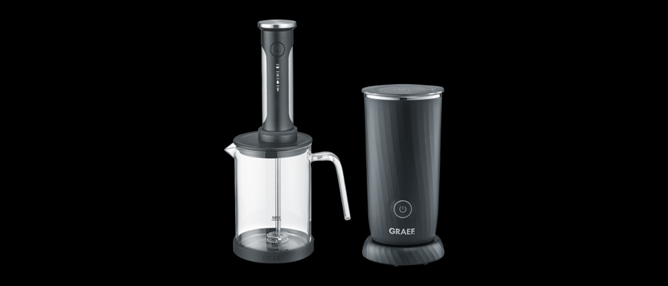 Milchaufschäumer und Milchaufschäumer-Zubehör auf schwarzem Hintergrund