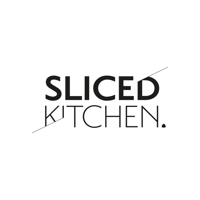 Logo von Sliced Kitchen, schwarzer Text auf weißem Hintergrund, minimalistisch.