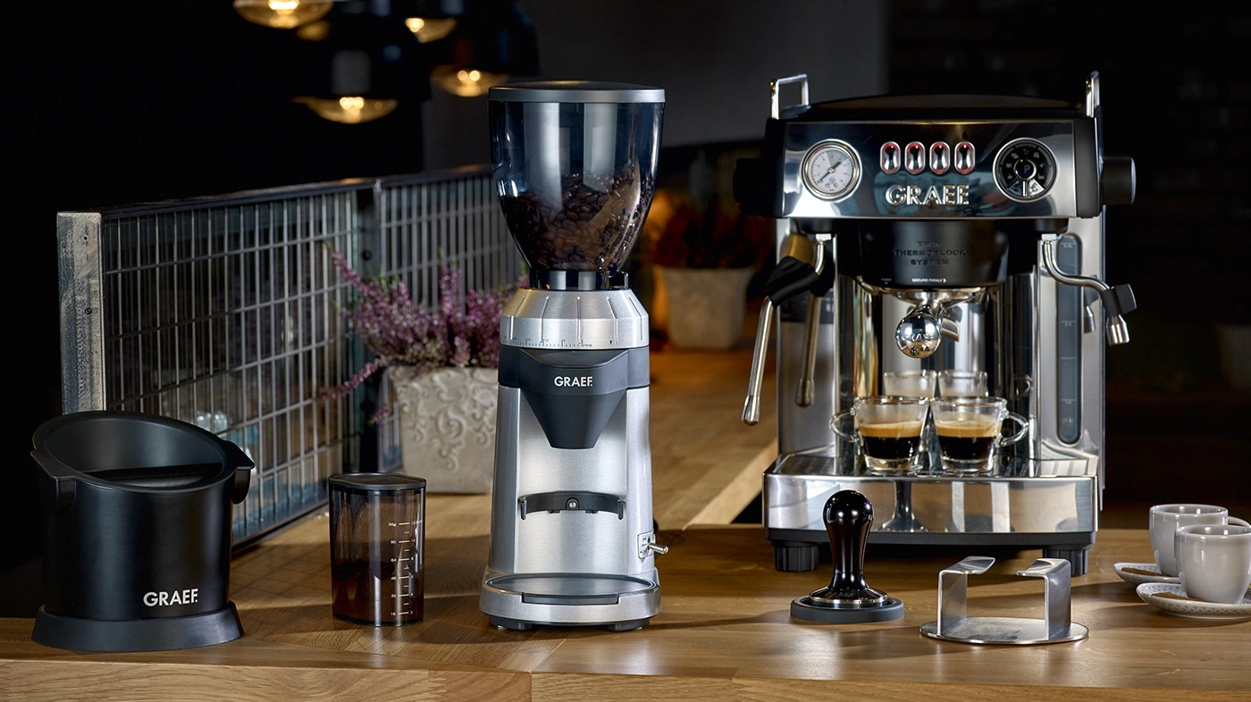 Kaffeemaschine, Kaffeemühle, Zubehör, Espresso, Holzoberfläche, GRAEF-Marke, Innenraum, Beleuchtung.