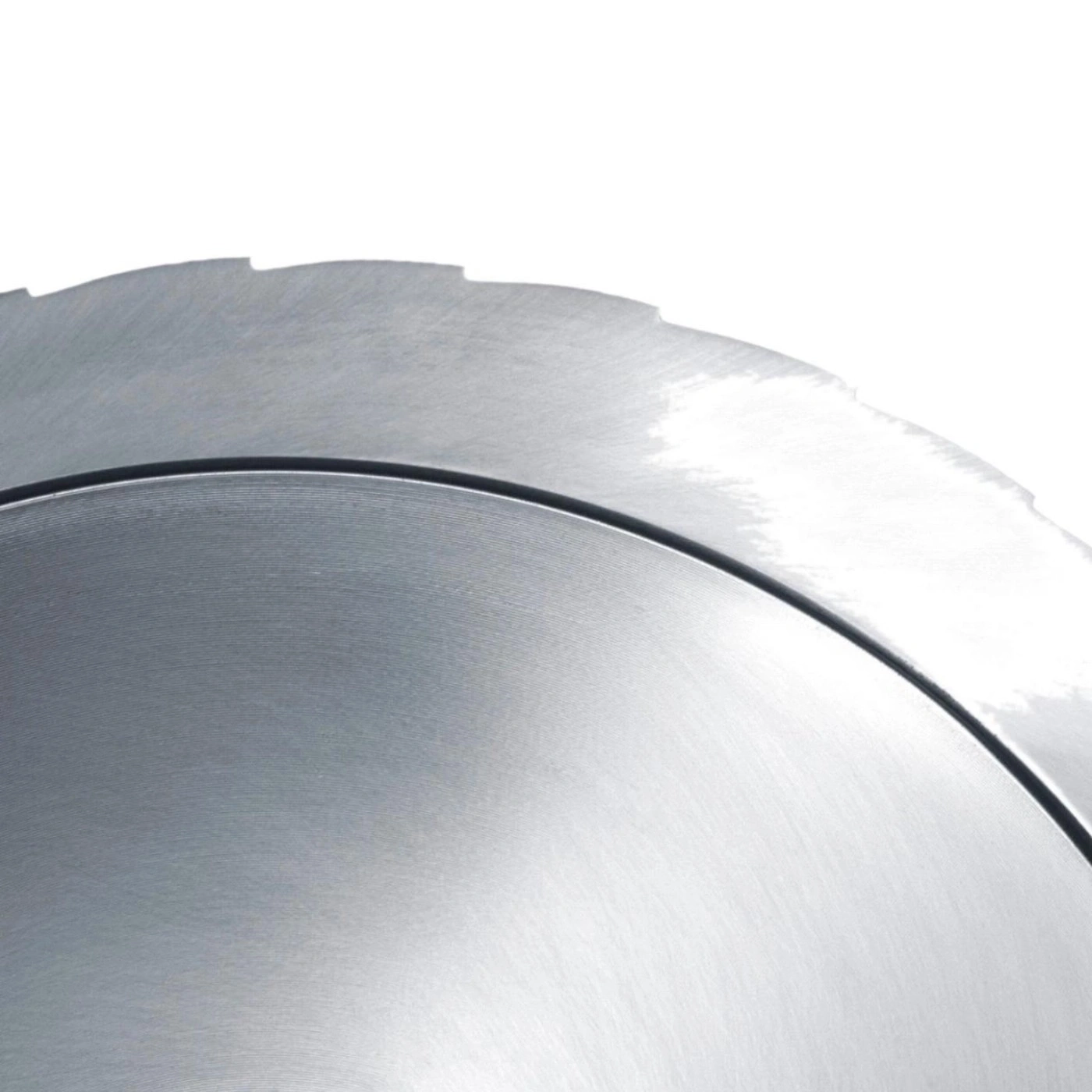 Kreissägeblatt aus Metall, Detailaufnahme, scharf, glänzend, Werkzeug, isoliert