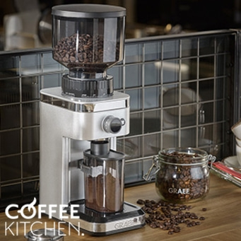 Macinacaffè con chicchi e caffè macinato, pronto per la tazza perfetta.