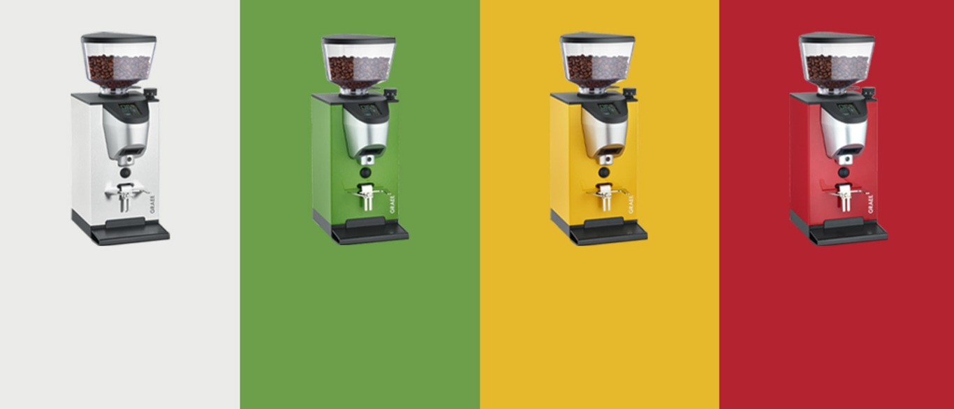 Kaffeemühle in verschiedenen Farben auf farbigen Hintergründen