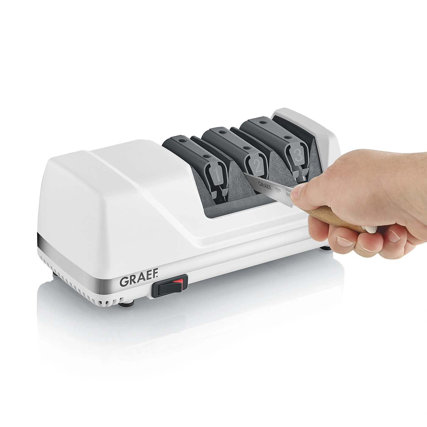 Messer schärfen mit elektrischem Messerschärfer. Graef-Logo und Messer.