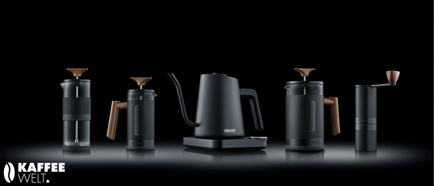 Kaffeemaschinen-Set mit Holzdetails auf schwarzem Hintergrund, GRAEF-Marke.