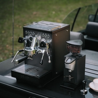 Espressomaschine und Kaffeemühle von Graef auf einem Tisch im Freien.