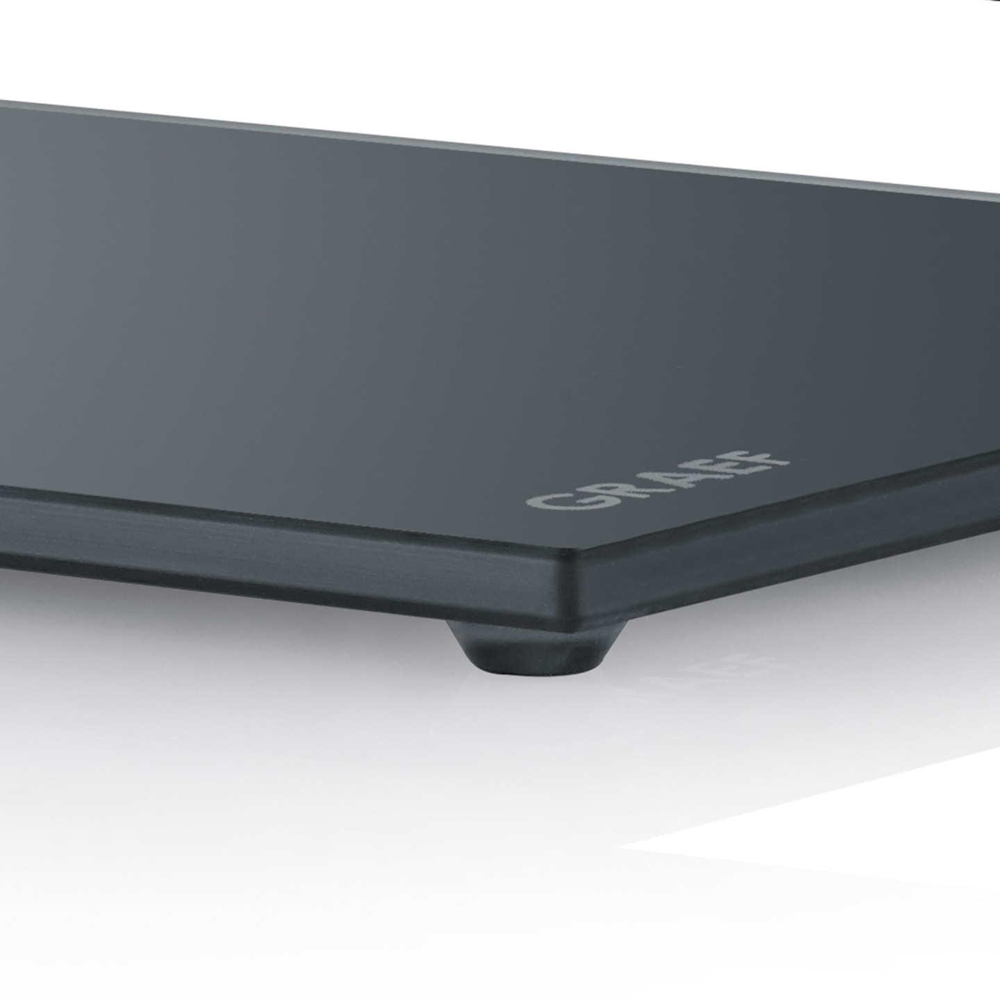 Nahaufnahme einer schwarzen Waage mit der Aufschrift GRAEF auf weißem Hintergrund