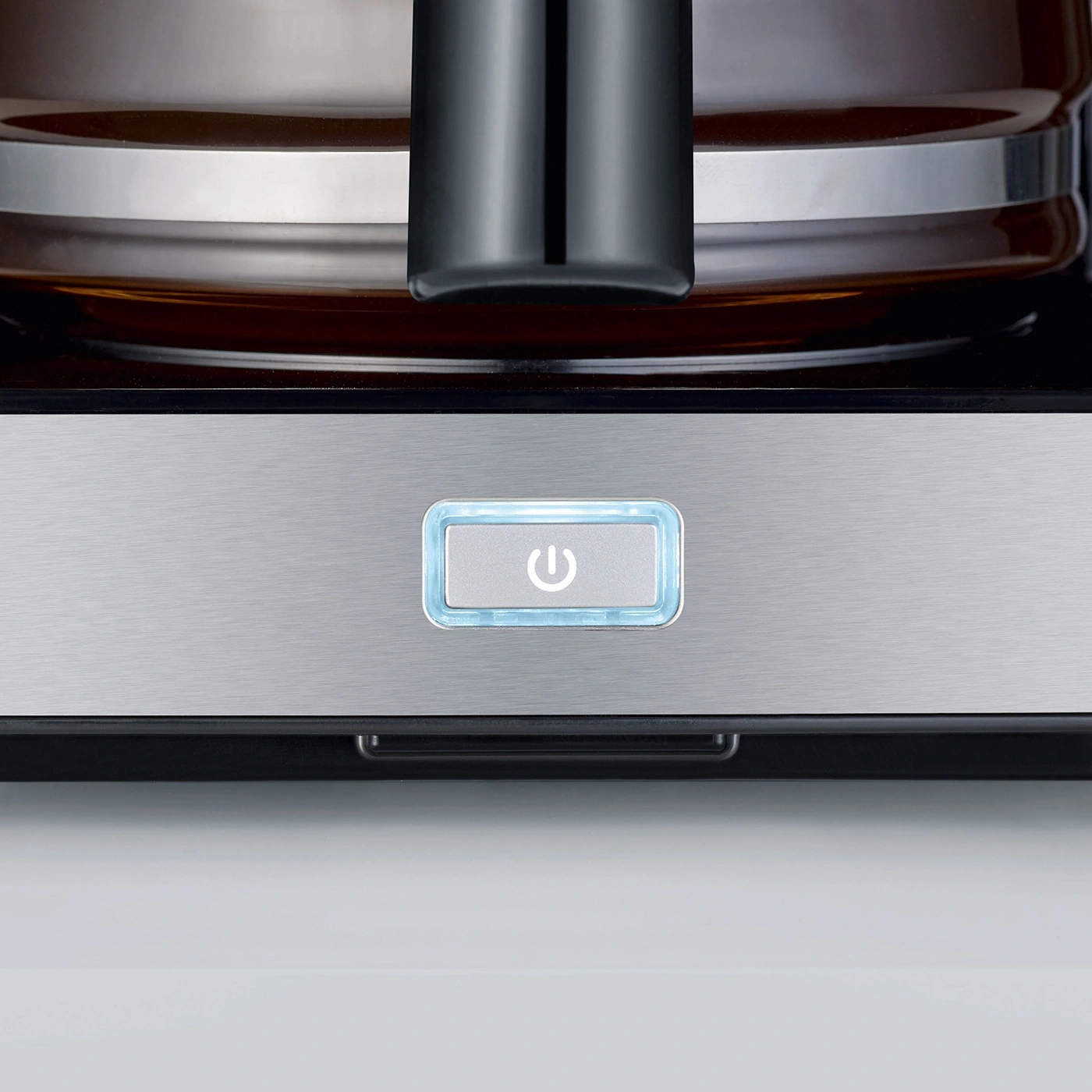 Kaffeemaschine mit beleuchtetem Ein- und Ausschalter, Nahaufnahme