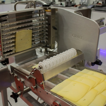 professionelle Schneidemaschine, die Käse schneidet