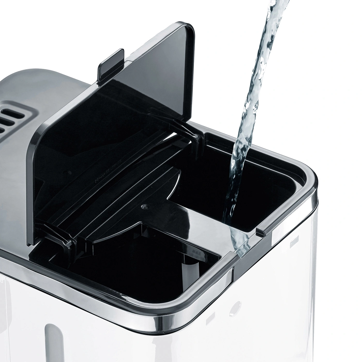 Wasser wird in einen Behälter gegossen, der einen Deckel hat.
