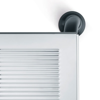 Primo piano di un oggetto argentato con un tubo nero su sfondo bianco.