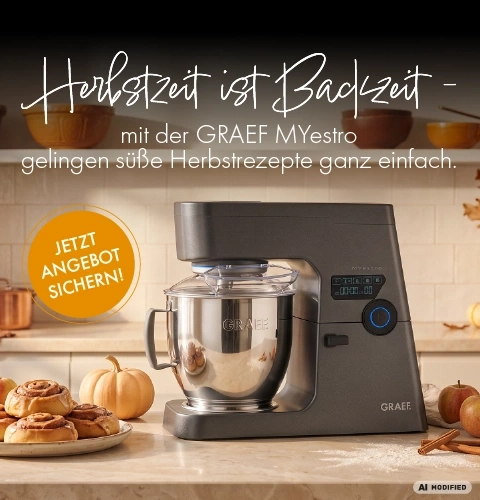 Küchenmaschine mit Herbstdekoration und Zimtschnecken