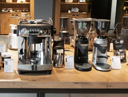 Macchina da caffè e macinacaffè su un tavolo di legno in un negozio
