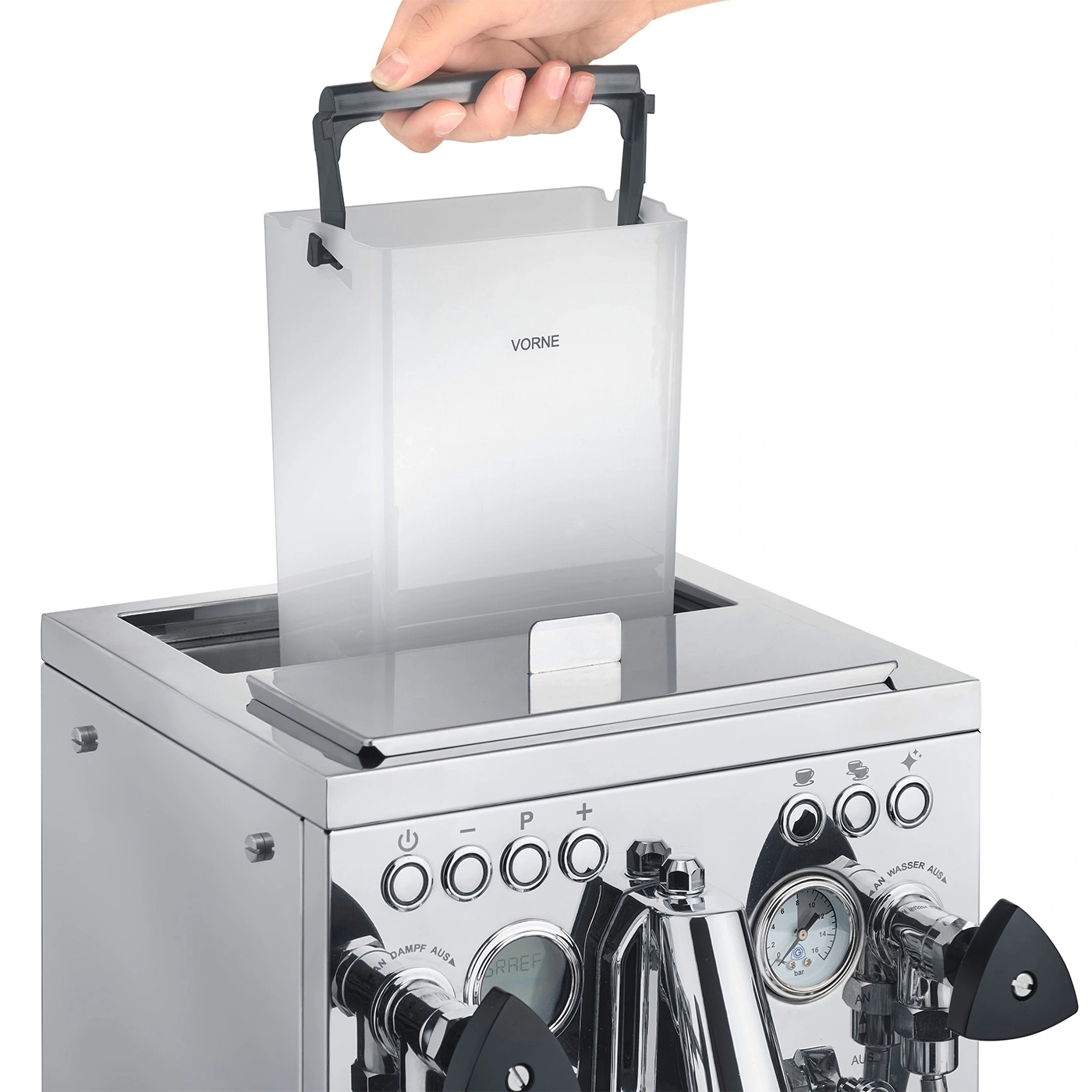 Hand hebt Wassertank aus der Espressomaschine, Chrom, Vorne.